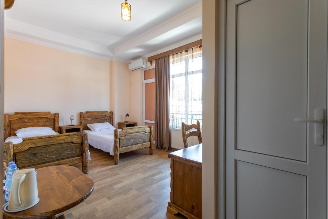 Hotel Phasis Koetaisi Buitenkant foto