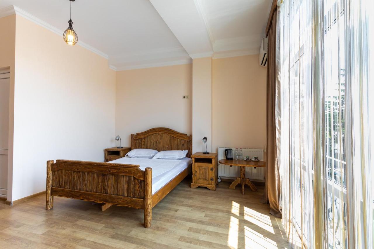 Hotel Phasis Koetaisi Buitenkant foto